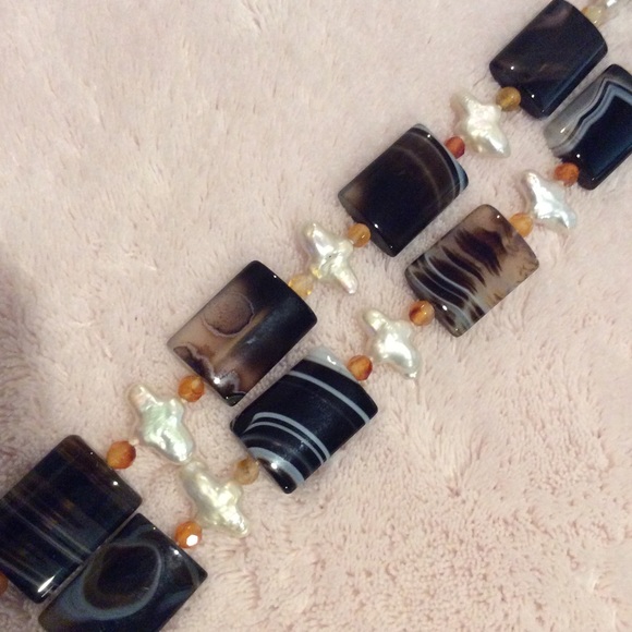 Mother of pearl flower necklace w/ glass beads - Picture 2 of 7